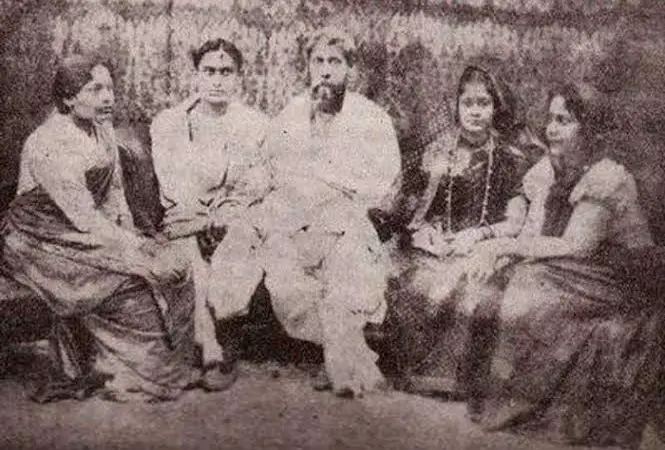 রবীন্দ্রনাথের সঙ্গে ছেলে রথীন্দ্রনাথ, মেয়ে মাধুরীলতা, মীরা দেবী ও রেনুকা দেবী